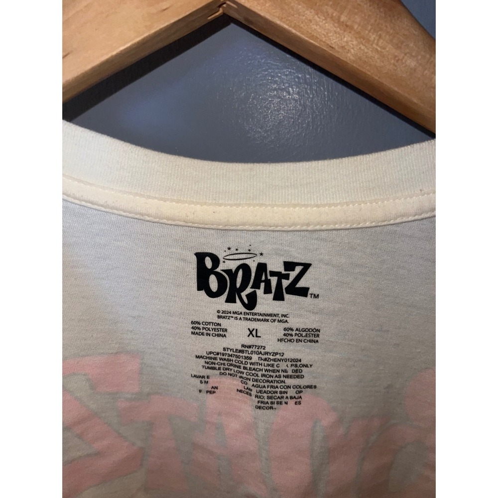 Bratz World Tour 2001 Graphic T-Shirt Cream XL MGA Entertainment Y2K Aesthetic - Picture 5 of 5